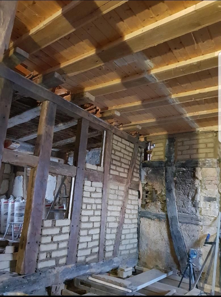 Wand wird neu gemauert bei Fachwerksanierung